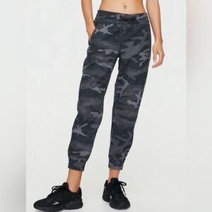 Aritzia TNA Alix - dark grey eclipse camouflage jogger style pants